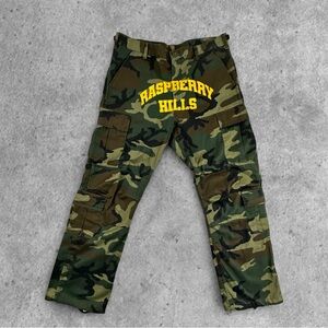 THE GV GALLERY x RASPBERRY HILLS
VINTAGE MILITARY GREEN CAMO CARGO PANTS